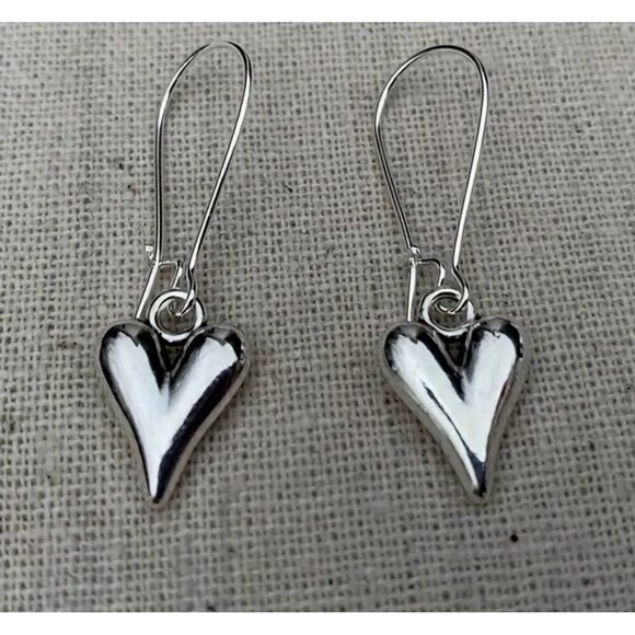 eLLesjeweLs Jewelry - 🩶 NEW silver puffy heart dangle earrings 🩶
